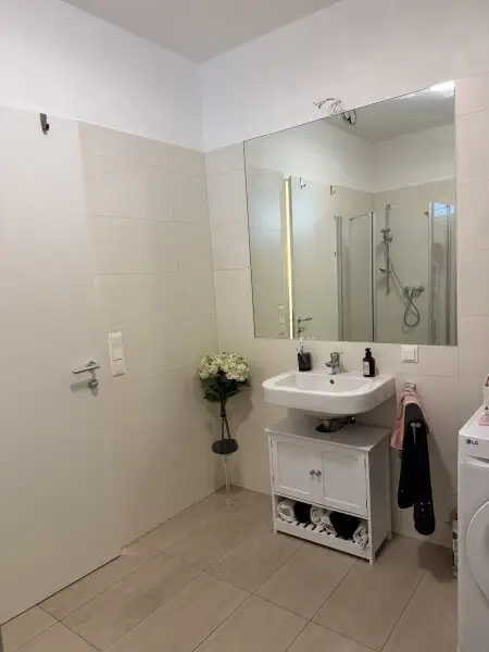 Lichtdurchflutete 2-Zimmer Wohnung, Nähe Steiner Tor