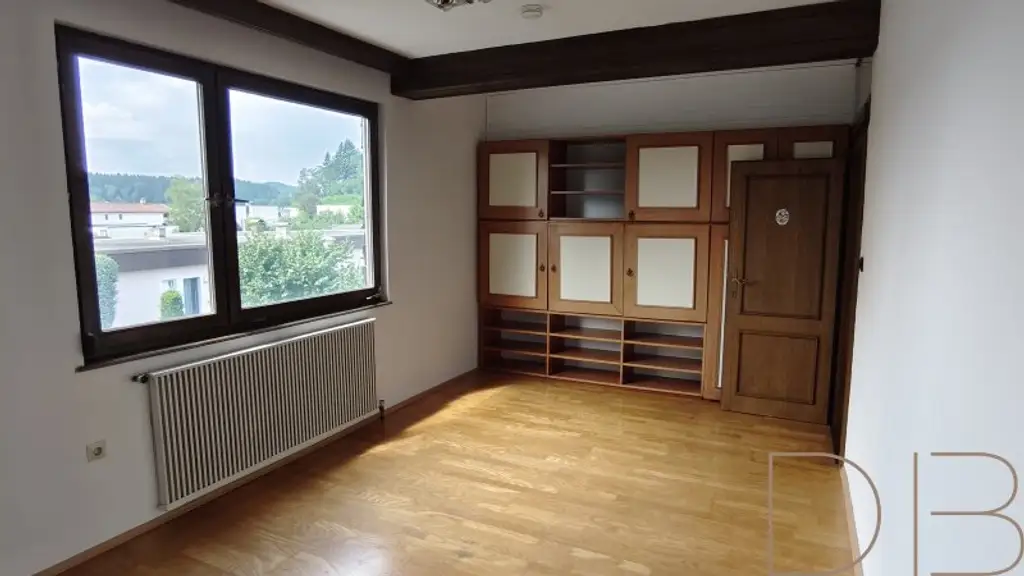 DB IMMOBILIEN | Sanierungsbedürftige 4-Zimmer-Wohnung mit südseitiger Terrasse und traumhaften Ausblick!