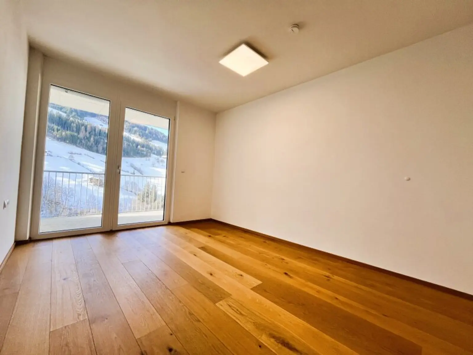 Schlafzimmer mit ca. 13m² und Zugang zu Balkon