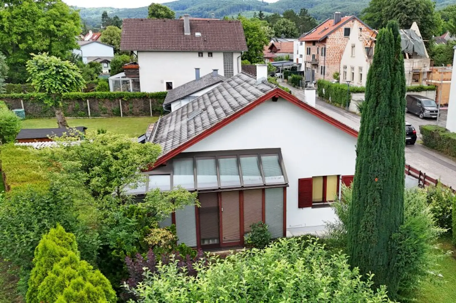 Liebenswertes Haus mit liebevoll gestaltetem Blumengarten, Garage und Keller