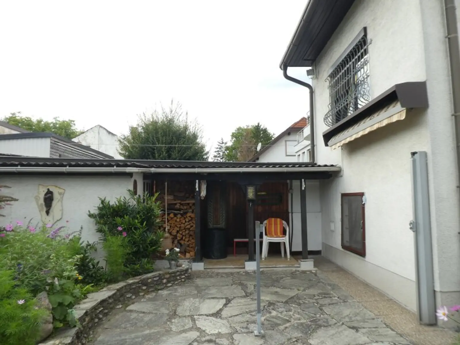 PRIVATSPHÄRE: KLEINES HAUS  mit ENTZÜCKENDEN GARTEN, Garage und Lagerräume - NÄHE BAHNHOF