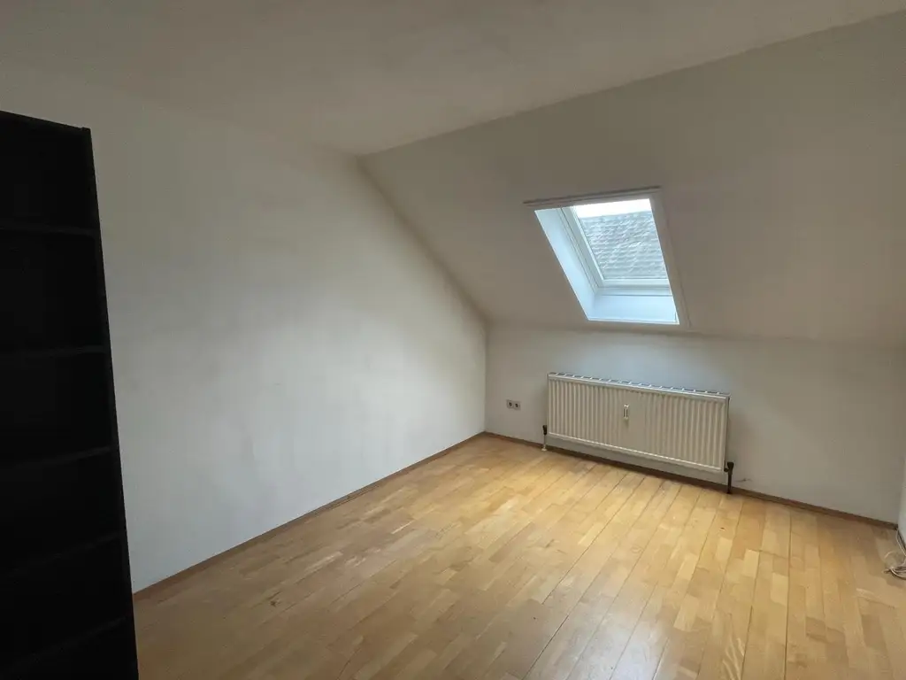 Miete: 2-Zimmer-Dachgeschosswohnung mit guter Anbindung