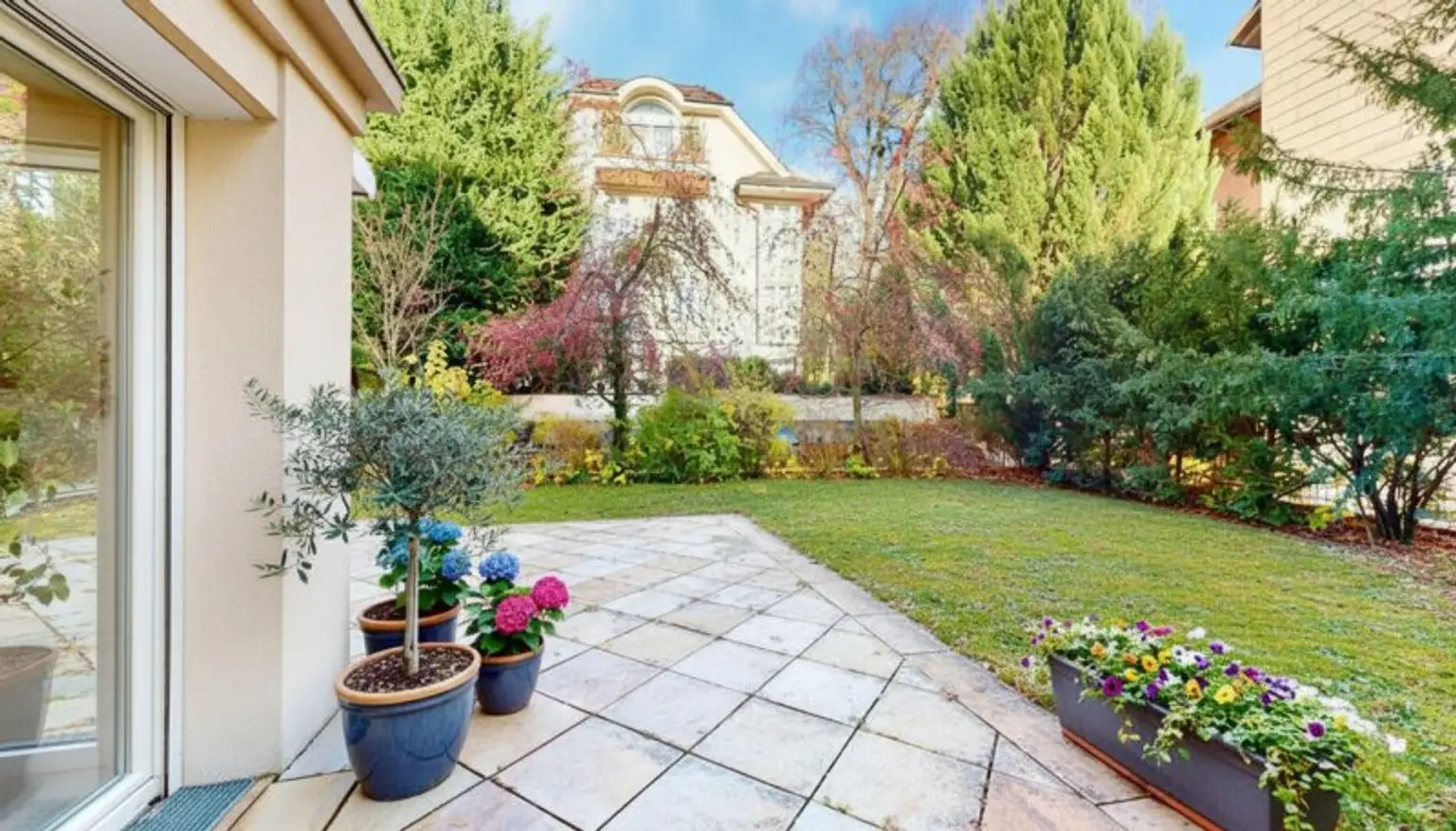 Große Terrasse (KI-generiert)