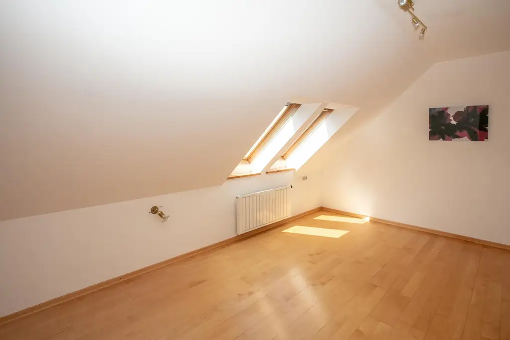 Mehrfamilienhaus - Zwei Wohneinheiten - Gewerbe möglich - großzügige Nutzflächen