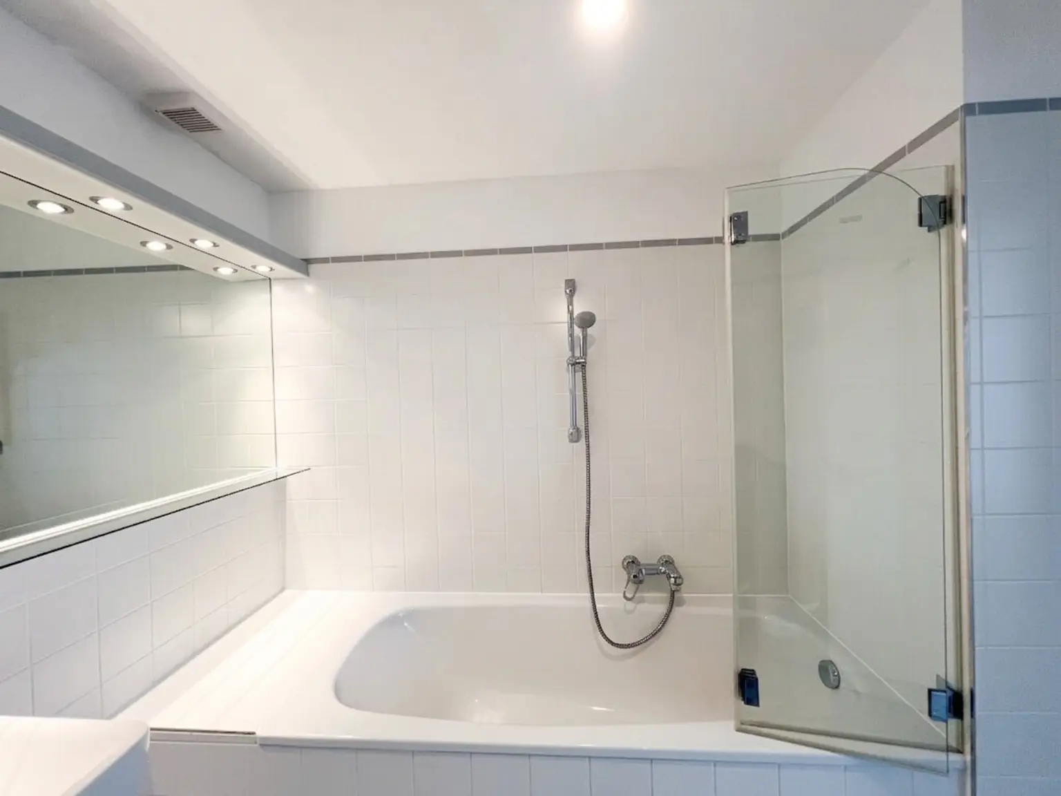 UNBEFRISTET: Top-Lage beim Stephansplatz: Moderne, klimatisierte Dachgeschoßwohnung im stilvollen Haus / Prime location near Stephansplatz: a modern, air-conditioned penthouse flat in a stylish building