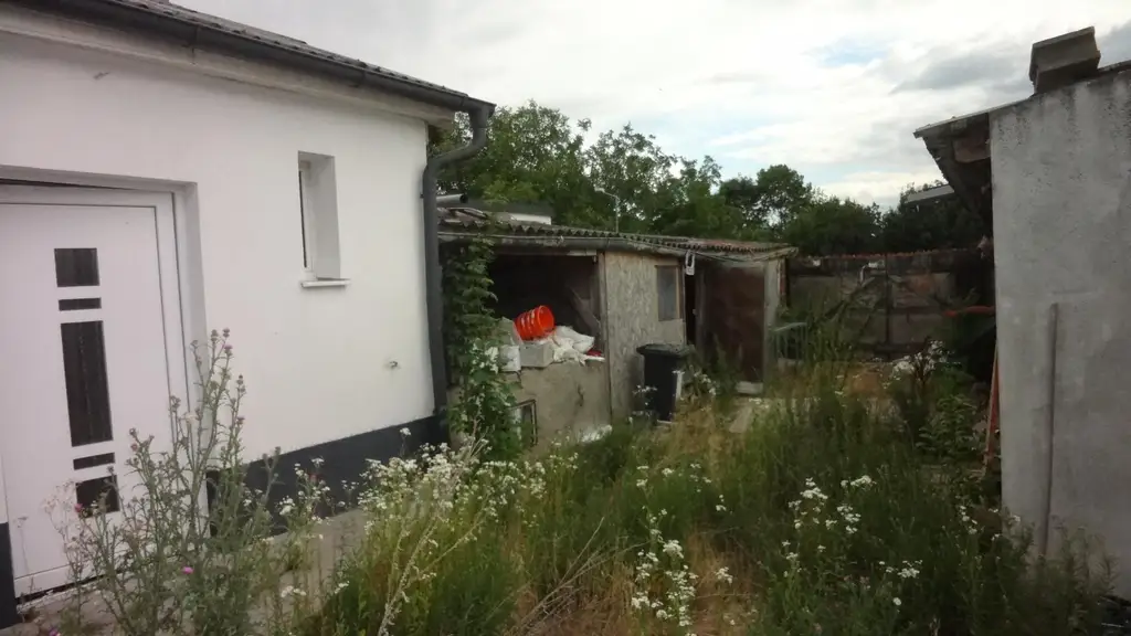 Einfamilienhaus mit Nebengebäude