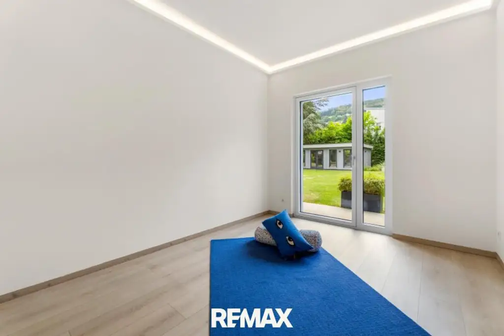Beeindruckende Designer-Villa mit Pool und Poolhaus zum Soforteinzug!