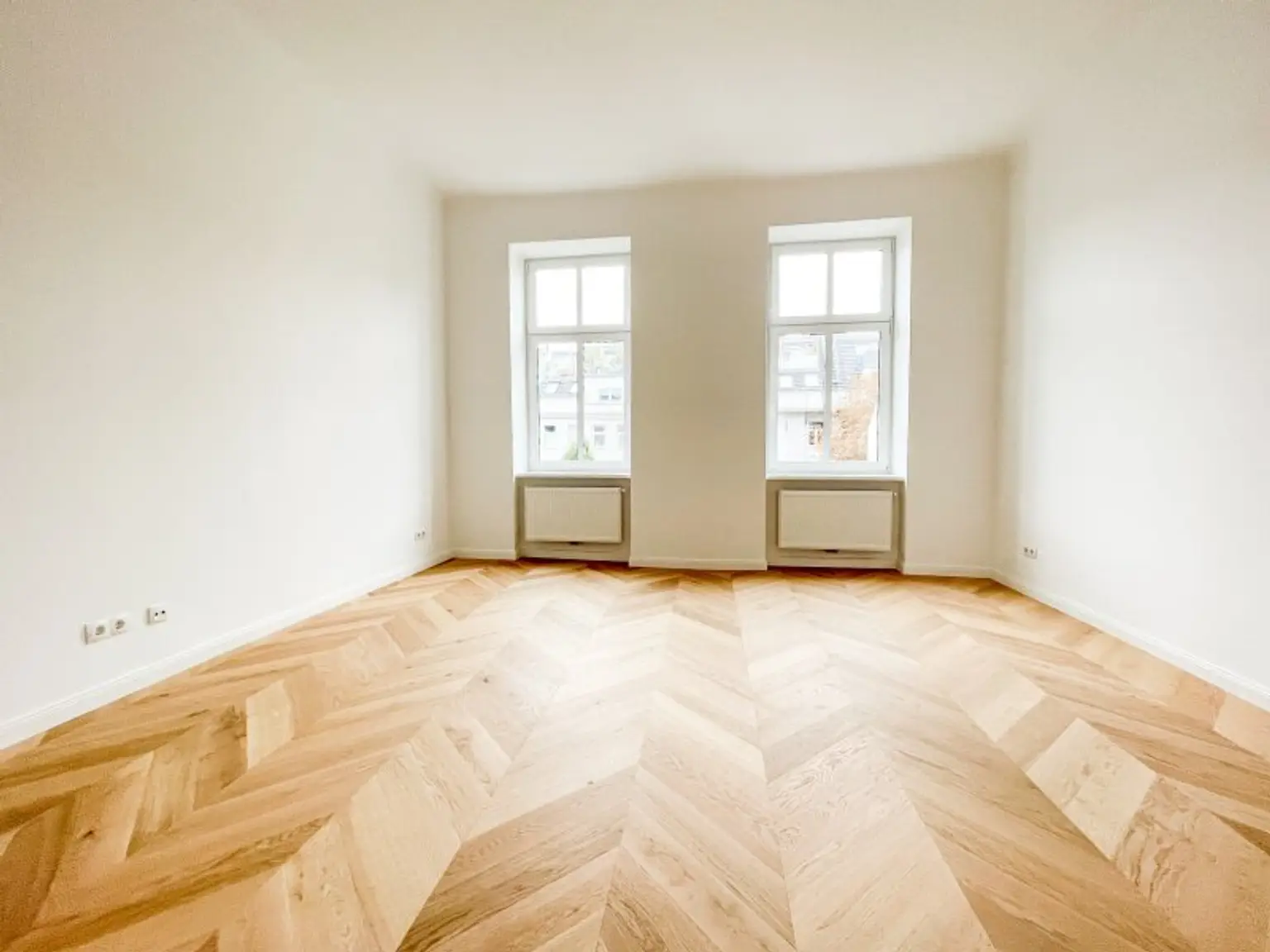 NÄHE U3/U6 WESTBAHNHOF: generalsanierte 2-Zimmerwohnung mit hofseitigem Schlafzimmer und neuer Küche