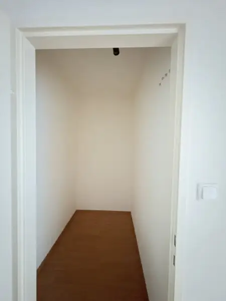 Ruhelage in Klosterneuburg: Renovierungsbedürftige 1-Zimmer-Wohnung mit Balkon!