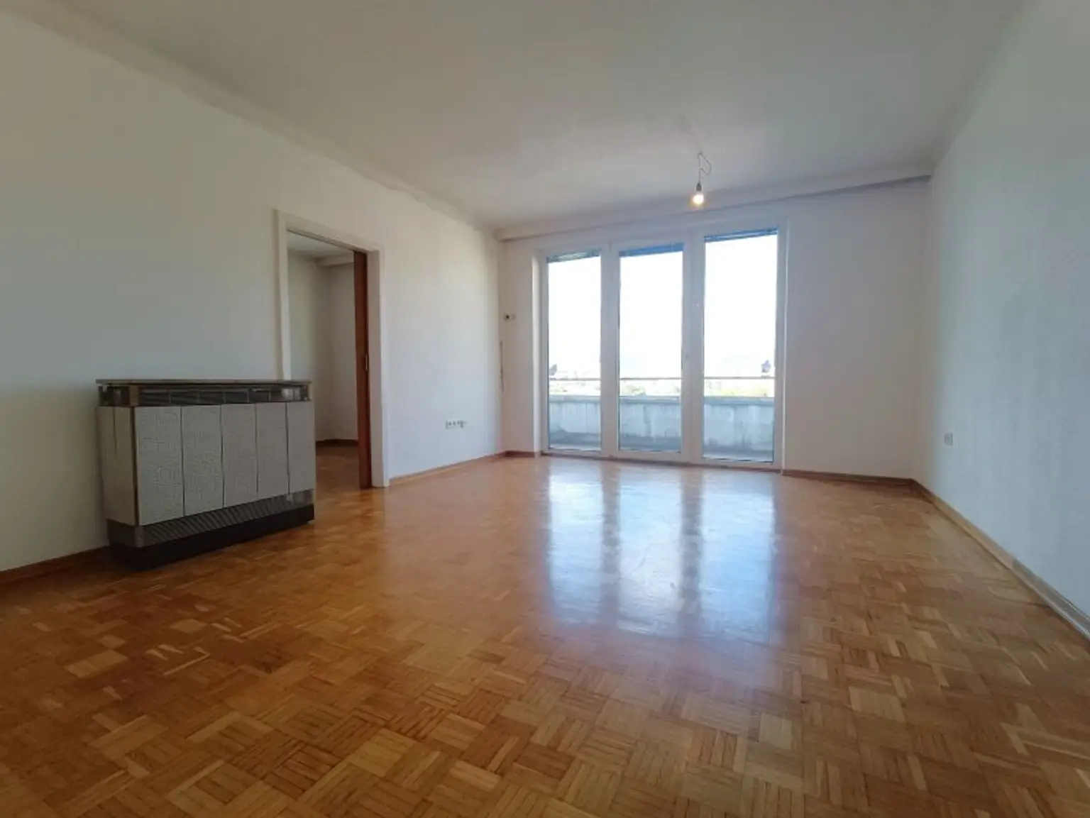 2-Zimmer Wohnung mit Weitblick und Loggia im 5. Stock mit Lift! Nähe U6 Dresdner Straße!