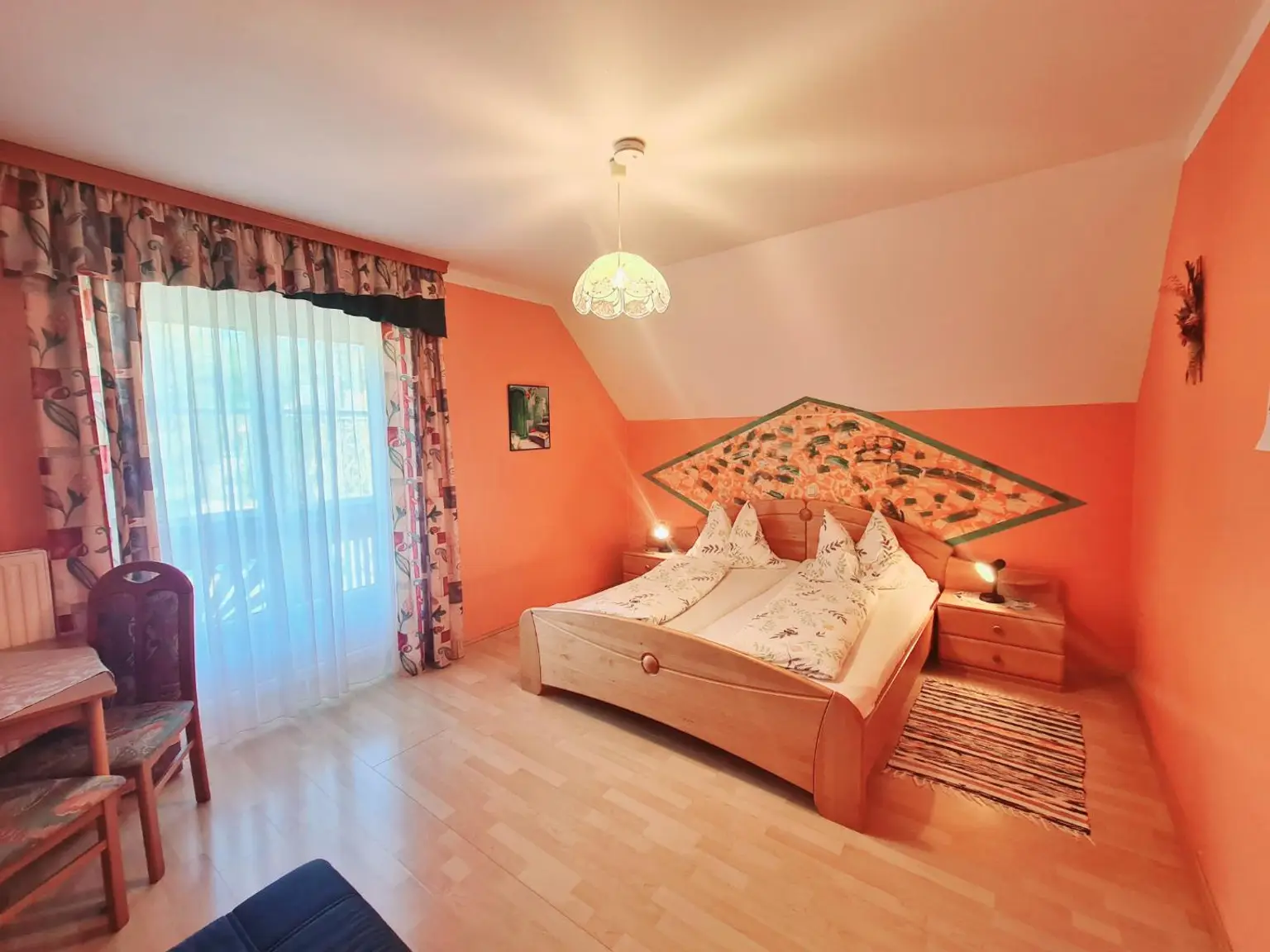 „Wohnen & Wohlfühlen im Hügelland – vielseitige Immobilie mit 8 Gästezimmern & Privatwohnung“