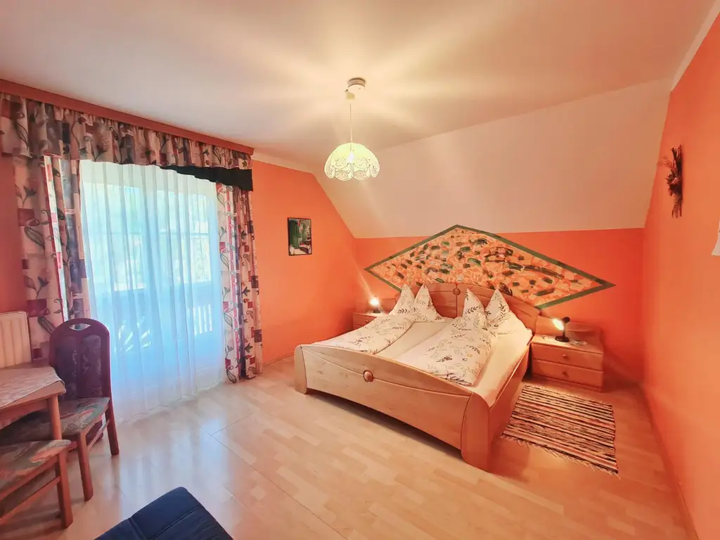 „Wohnen & Wohlfühlen im Hügelland – vielseitige Immobilie mit 8 Gästezimmern & Privatwohnung“