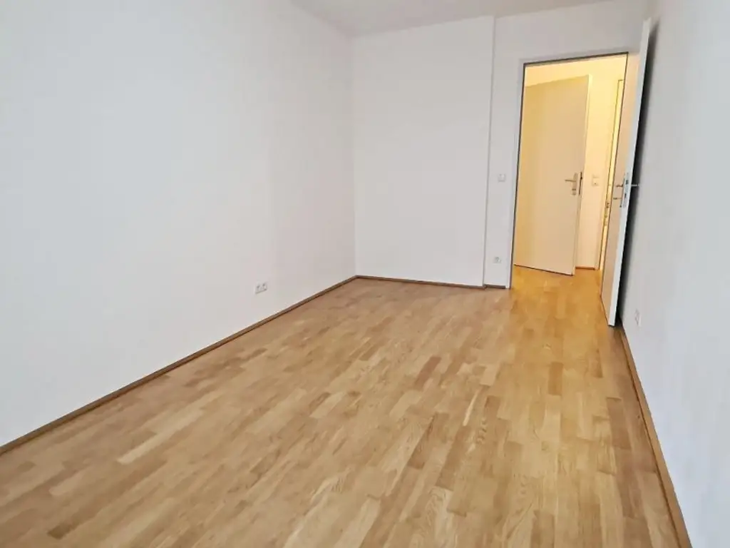 EIGENGARTEN, LORYSTRASSE, 75 m2 Neubau mit 23 m2 Garten, 2 Zimmer, Wohnküche, Wannenbad, Parketten, 1. Liftstock