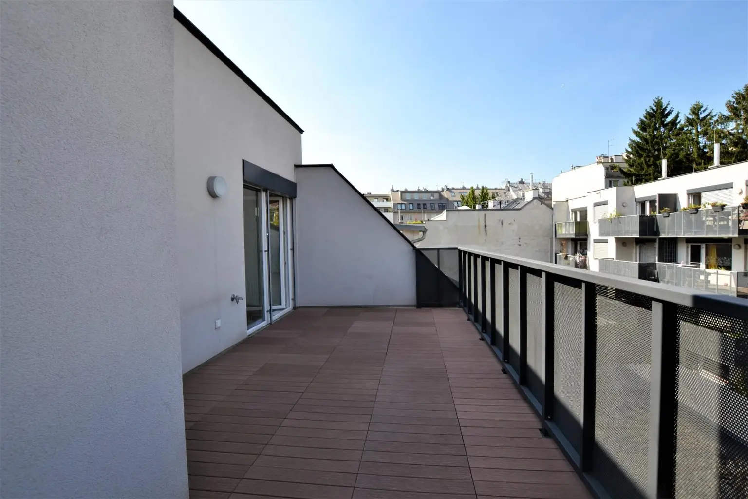 Helle Dachgeschosswohnung mit Charme und viel Freifläche