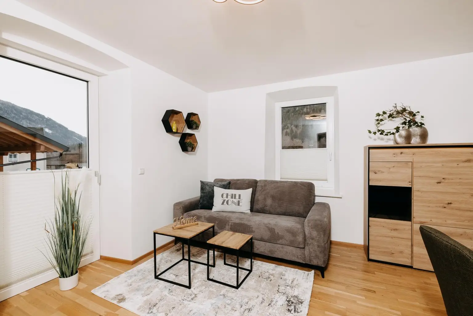 Helles, lichtdurchflutetes Wohnzimmer