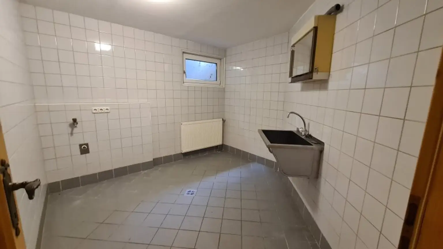 Sehr ruhige Siedlungslage - Riesige (teilbare)  Etagenwohnung mit 2 Balkonen, Garage, Sauna in einem sehr gepflegten Haus
