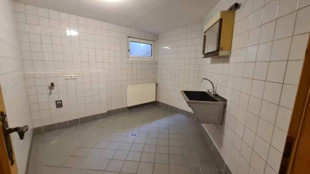 Sehr ruhige Siedlungslage - Riesige (teilbare)  Etagenwohnung mit 2 Balkonen, Garage, Sauna in einem sehr gepflegten Haus