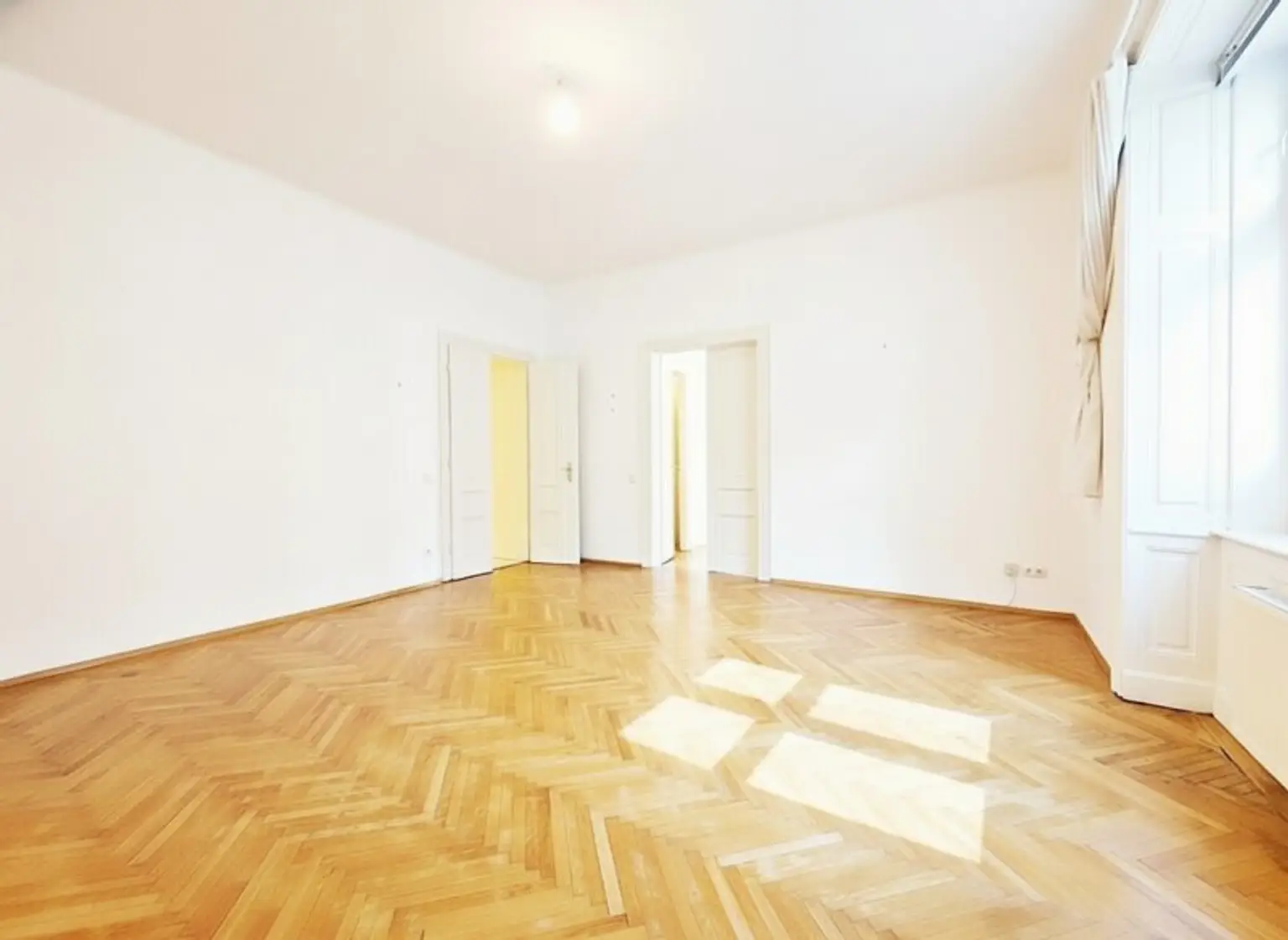 großzügiges Wohnzimmer 31 m²