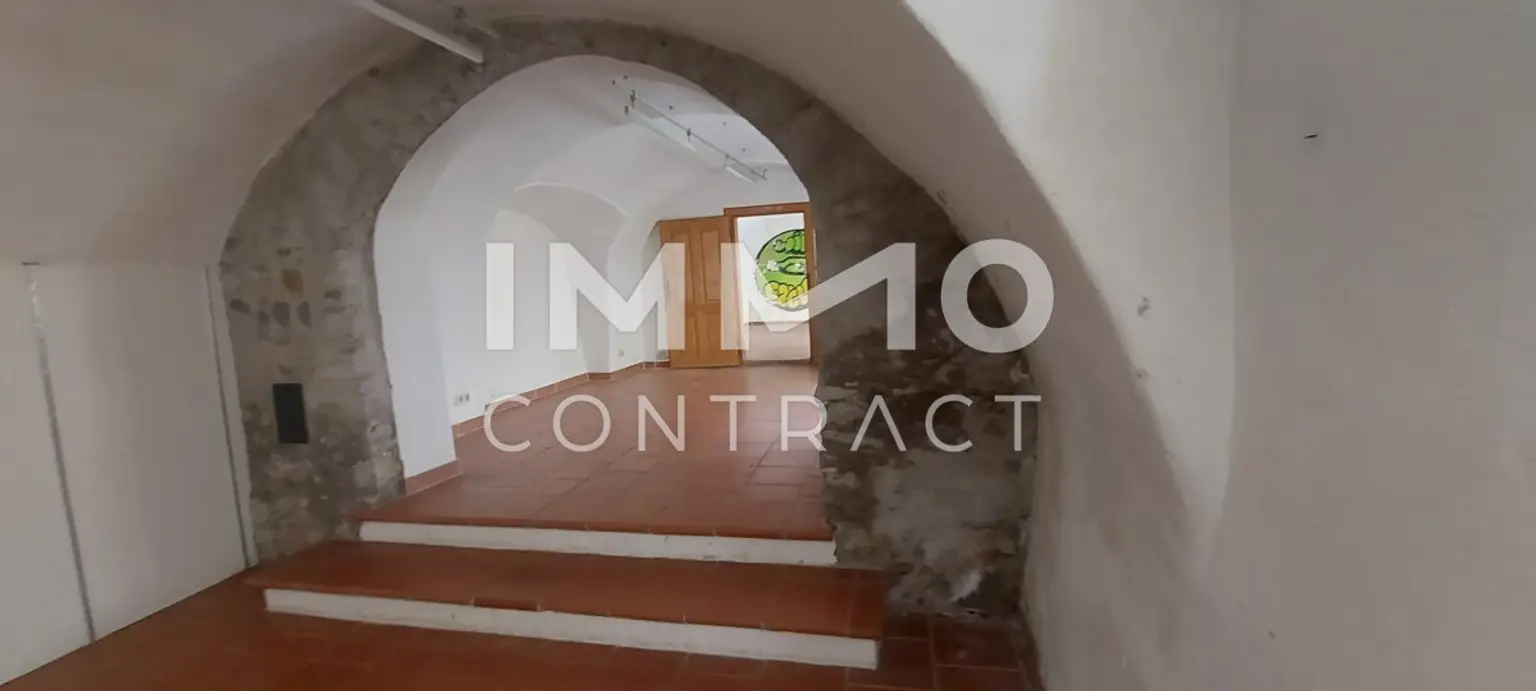 WOHN-UND GESCHÄFTSHAUS AUS DEM 16. JAHRHUNDERT IM HERZEN VON LANGENLOIS 
100 m Kellerröhre, Nebengebäude, Innenhof, Geschäftslokale, usw.