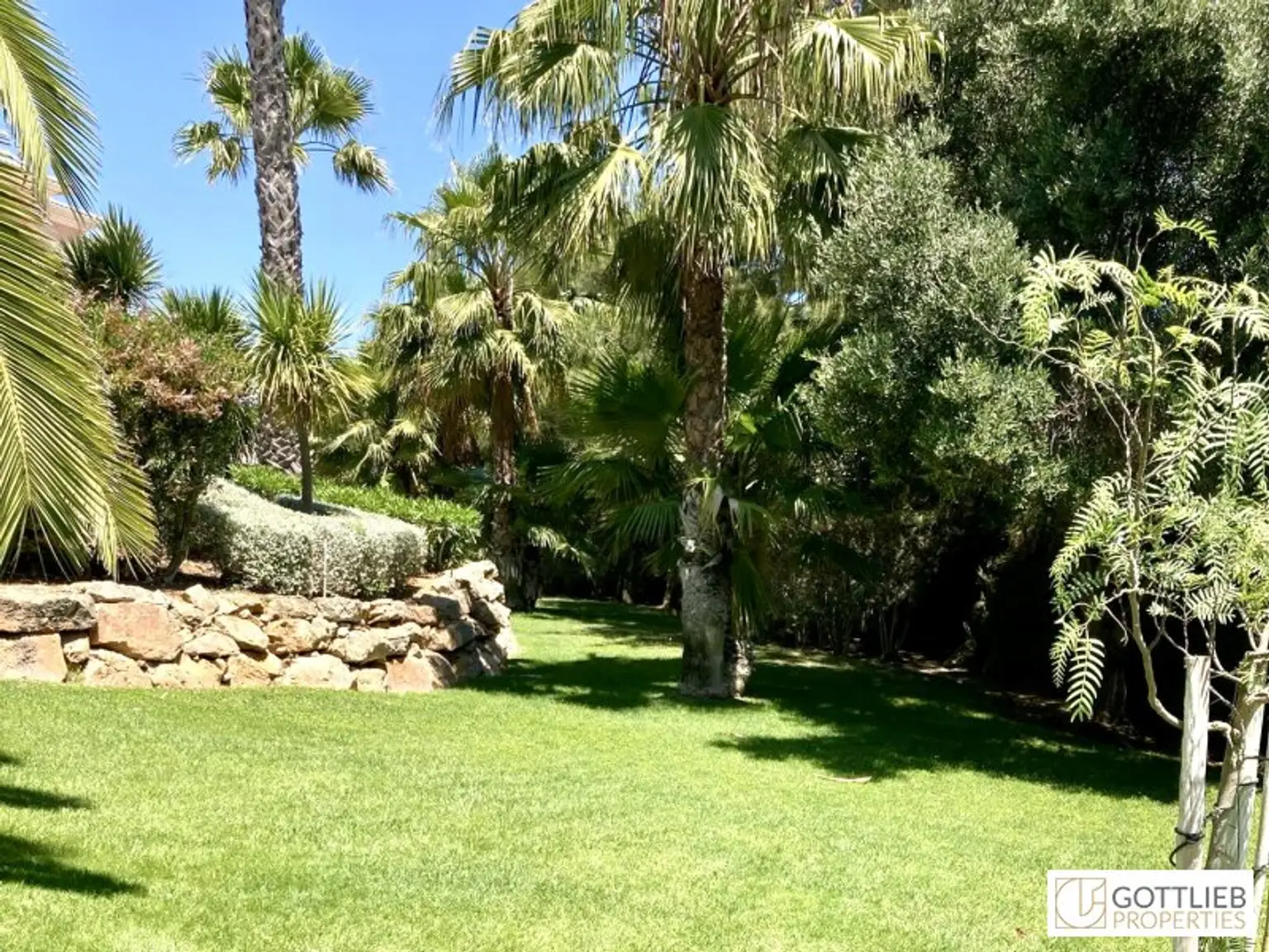 Uneinsehbare Villa mit Terrassen und großem Garten, Swimmingpool und Meerblick