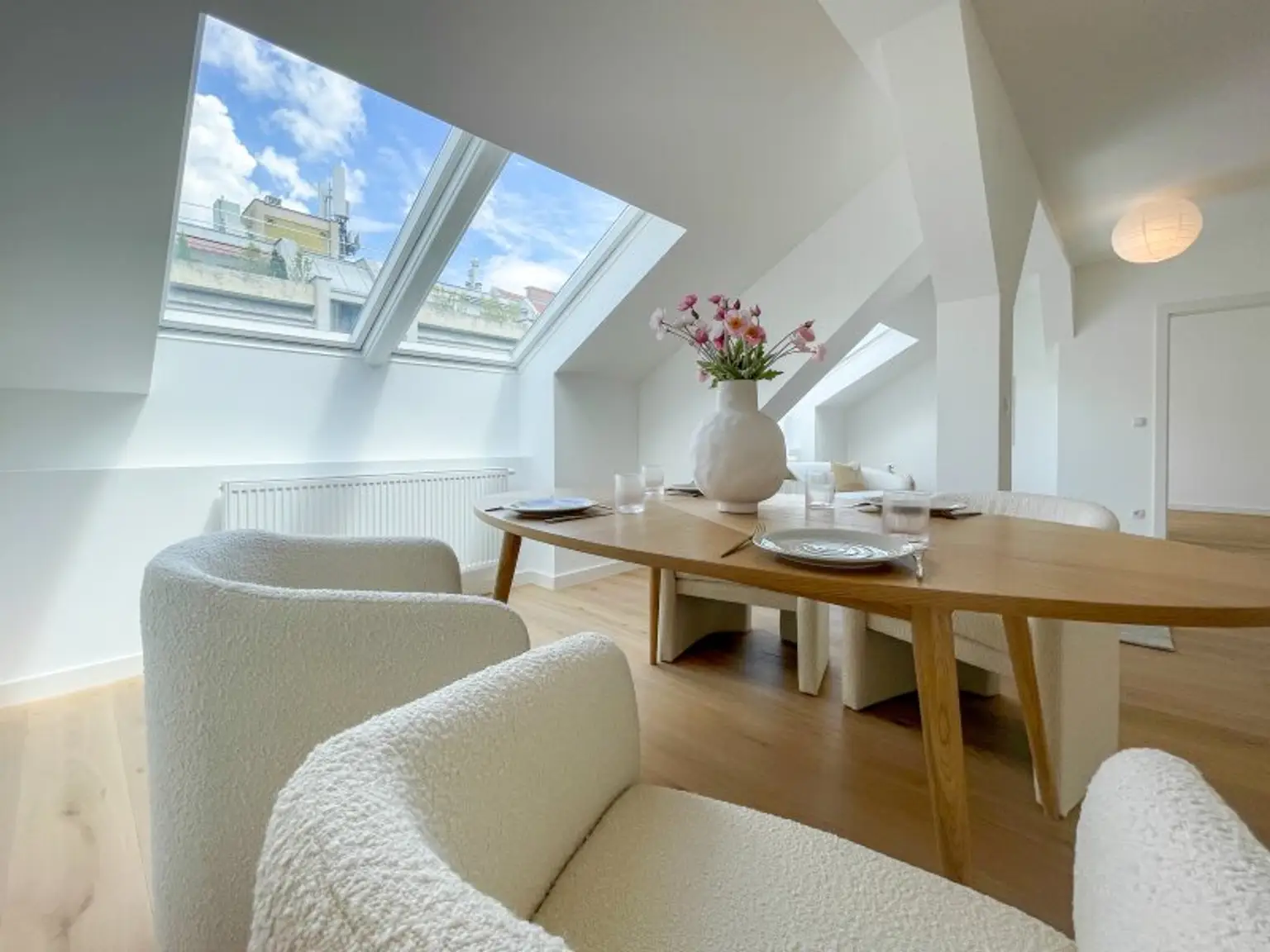REVITALISIERTES ZINSHAUS: generalsanierte 3-Zimmerwohnung im klimatisiertem DG