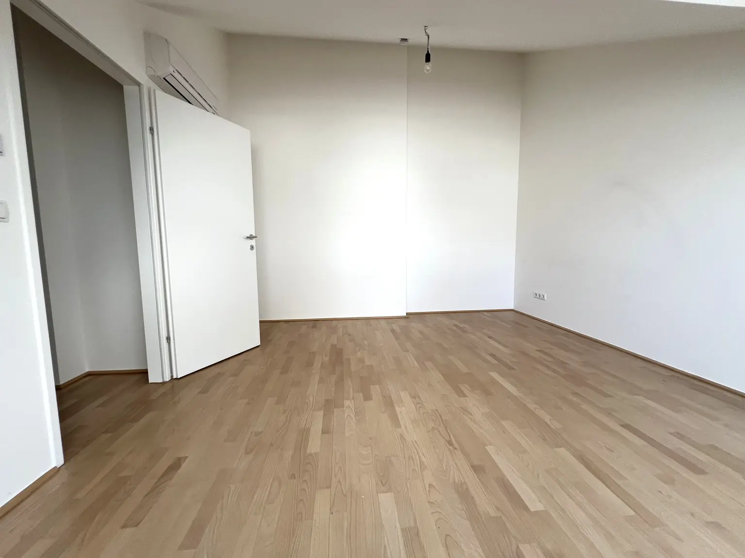 Modernes Wohnen nahe Naschmarkt: Klimatisierte Dachgeschoßwohnung mit Balkon und Terrasse