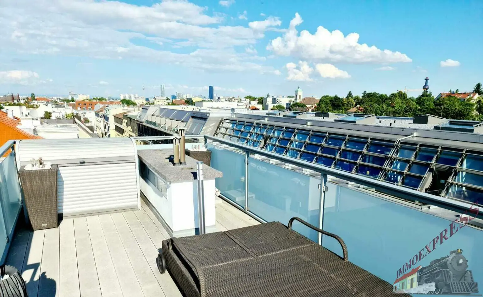 Wohnungs- Paket in Bestlage! 4 Wohnungen stilvoll renoviert inklusive Garten, Garage, Swimmingpool und Sauna!