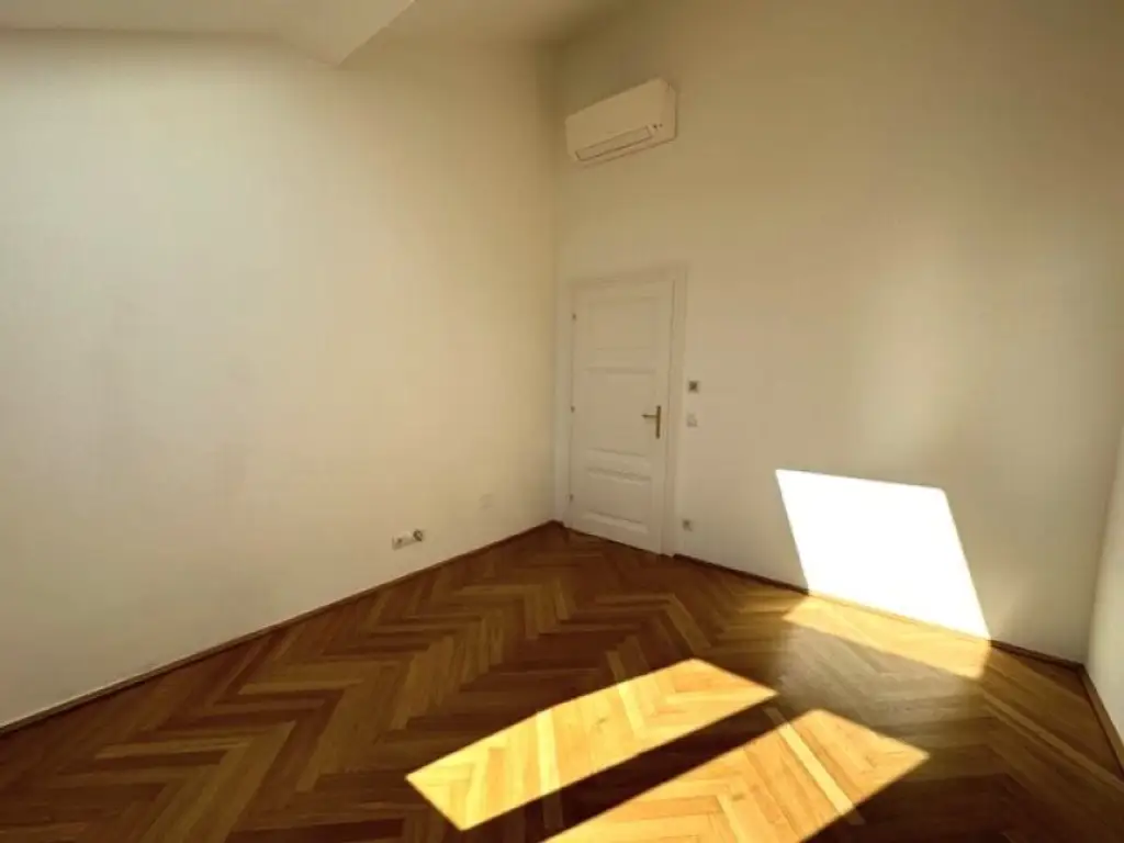 BÖRSE-NÄHE, klimatisiertes 98 m2 Dachgeschoss mit 9 m2 Terrasse, 3 Zimmer, Extraküche, 2 Bäder, Gonzagagasse