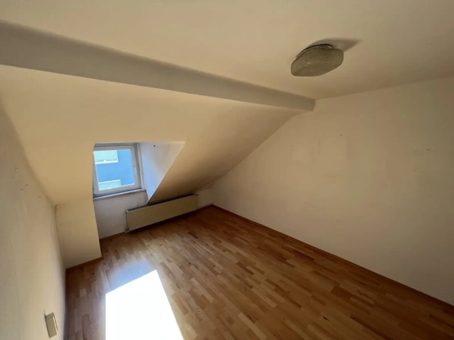 Attraktive Büro/Praxis in Wels: 7 Zimmer, Terrasse, Garage & Stellplätze! Ideal für Profis!