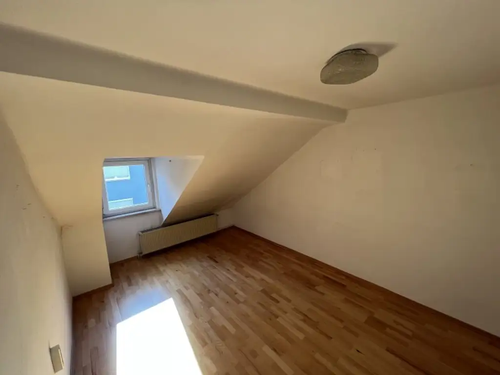 Attraktive Büro/Praxis in Wels: 7 Zimmer, Terrasse, Garage & Stellplätze! Ideal für Profis!