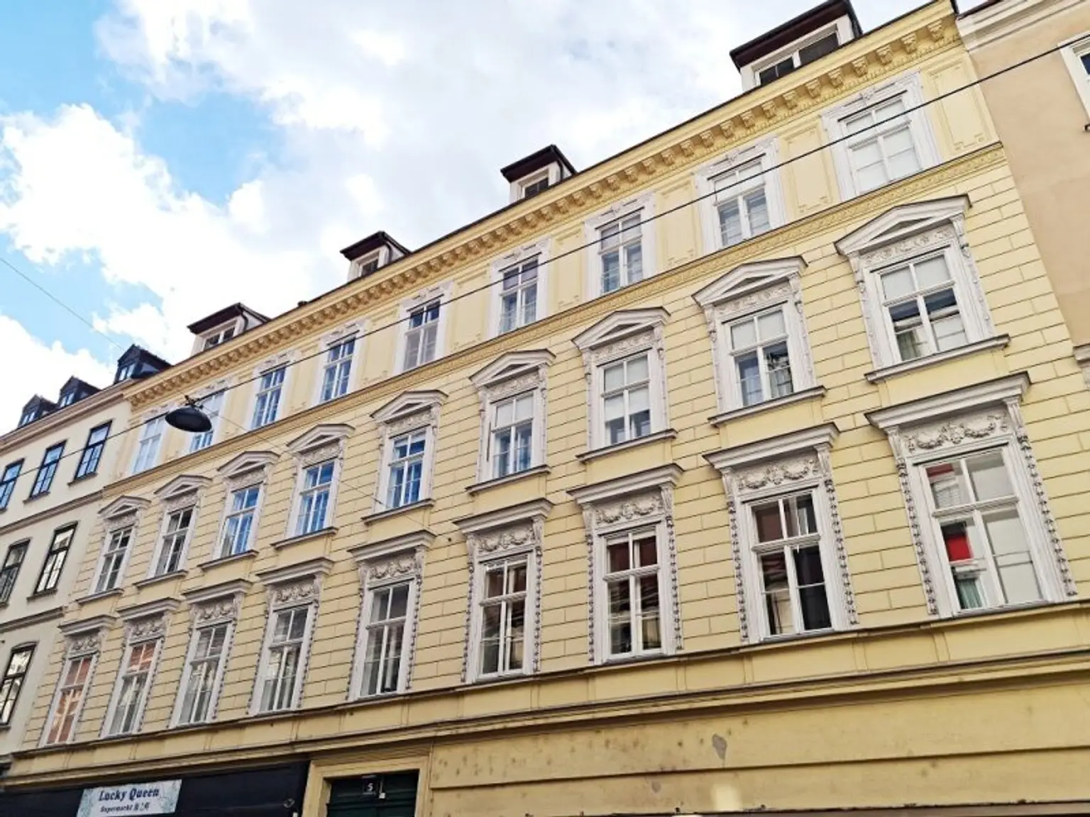 NASCHMARKT-NÄHE, 62 m2 Dachgeschoß, 2 Zimmer, Küche, Wannenbad, Parketten, U4-Nähe, Kettenbrückengasse