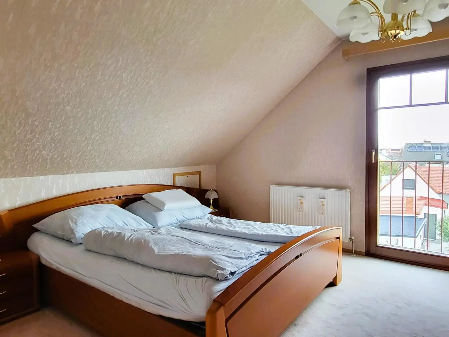 GUT GELEGENES HAUS MIT PFLEGELEICHTEM GARTEN IN BRUNN AM GEBIRGE