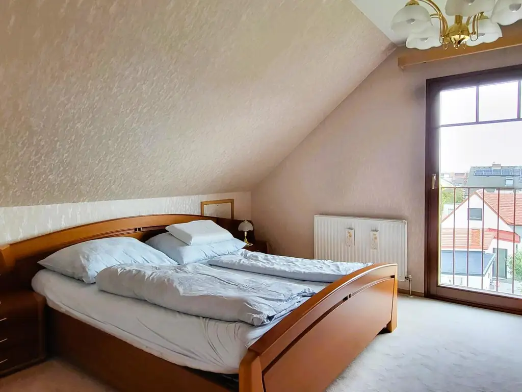 GUT GELEGENES HAUS MIT PFLEGELEICHTEM GARTEN IN BRUNN AM GEBIRGE