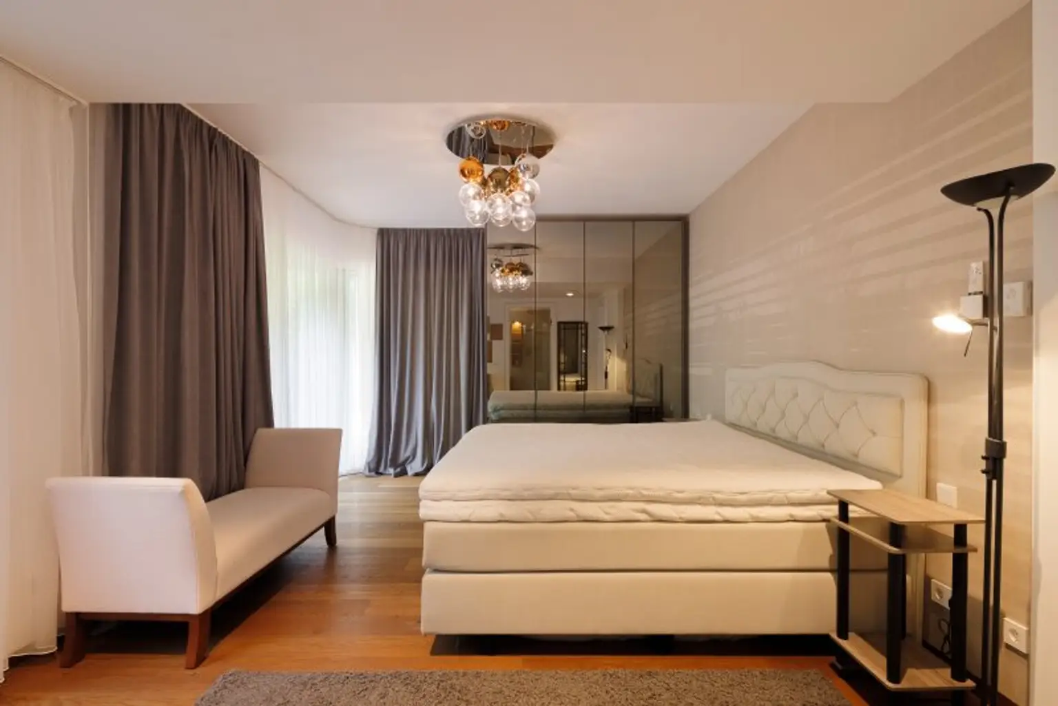 WOHNUNG mit 300 m² Privatgarten im 1190 Wien + Pool und Gym Nähe American Int. School