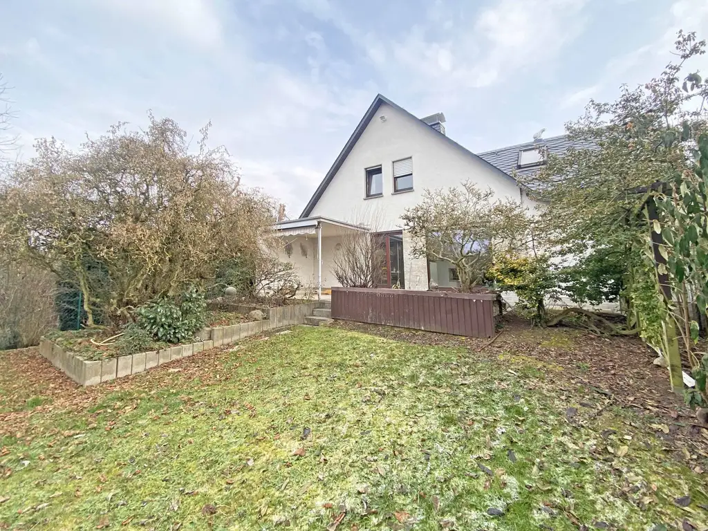 Ruhig gelegenes Haus mit Terrasse, Balkon und Garage