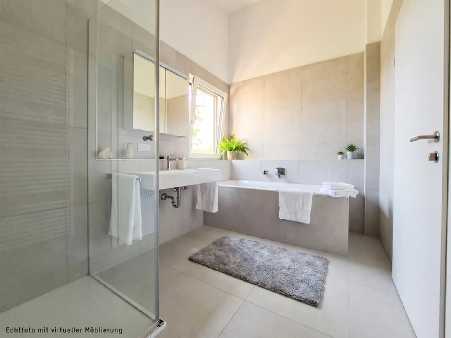 Badezimmer mit Dusche und Badewanne
