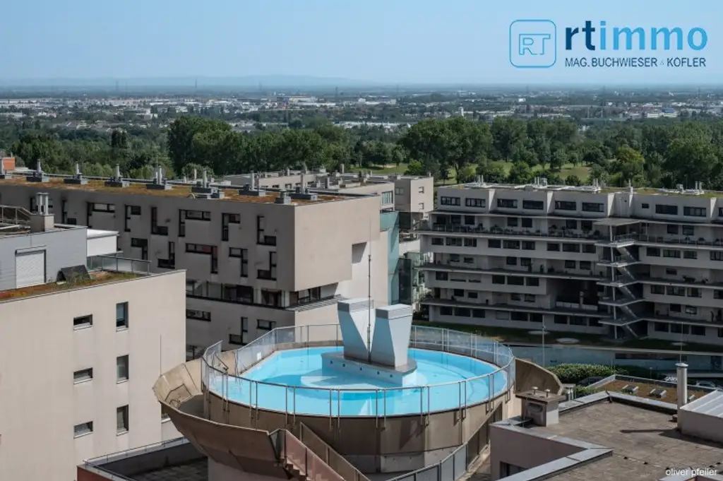 Himmelblau überall, 104m² mit über 23m² Freifläche auf 3,5 Zimmern. Atemberaubender Ausblick soweit das Auge reicht!