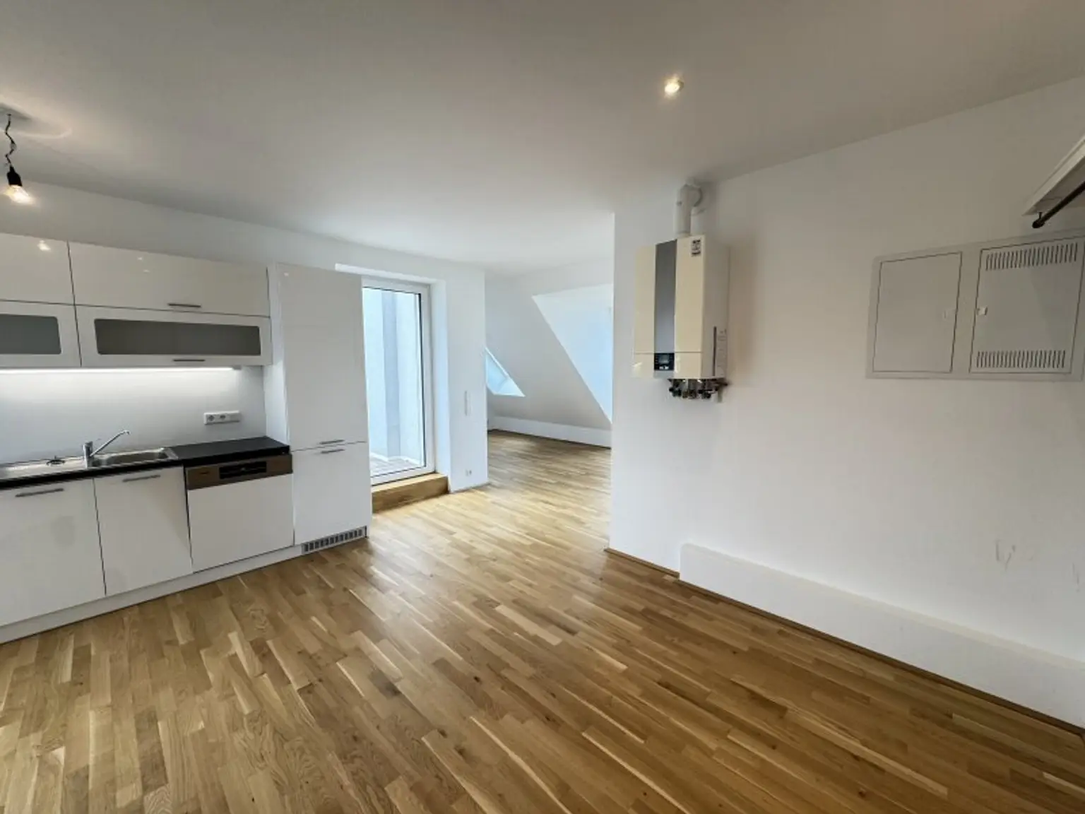 Charmante Dachgeschoßwohnung mit Terrasse – Ab sofort verfügbar!