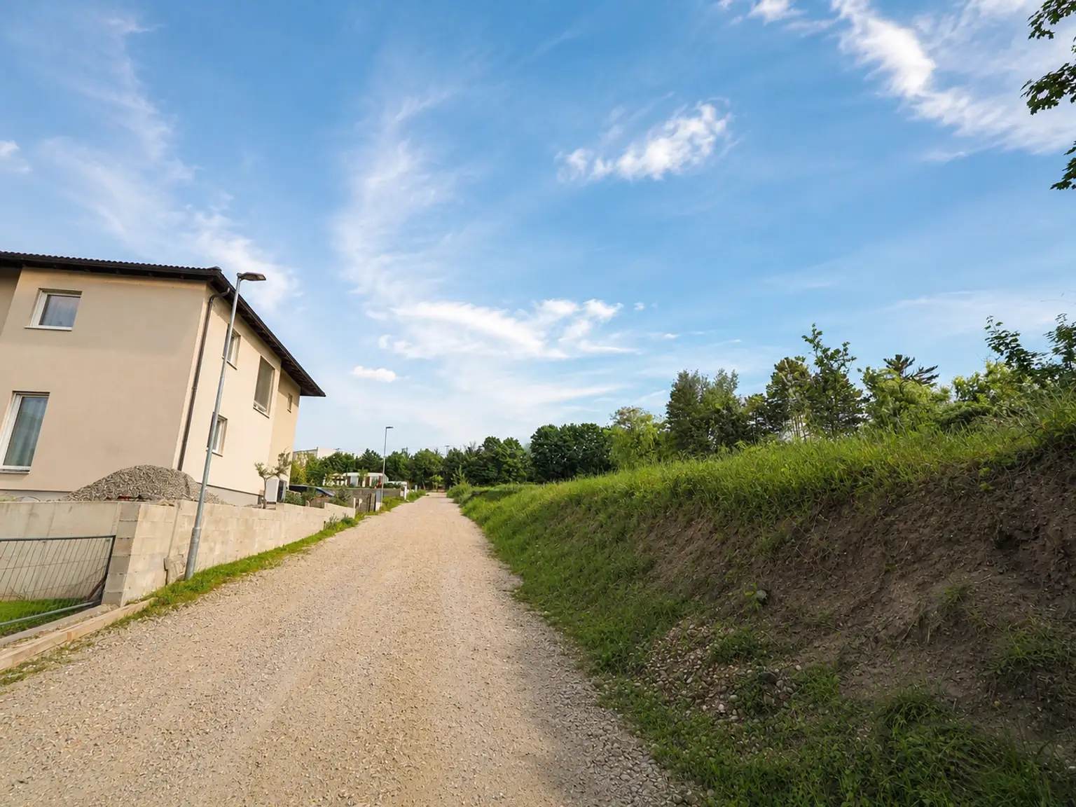 Zufahrt_zu_den_Grundstuecken_von_der_Gemeindestrasse
