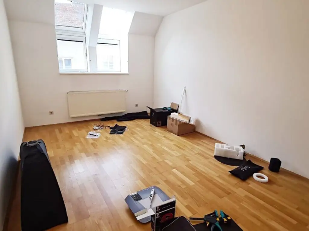TERRASSENHIT, DACHGESCHOSS, 138 m2 Maisonette mit 45 m2 Terrasse, 3 Zimmer, Wohnküche, Wannenbad, Rembrandtstraße