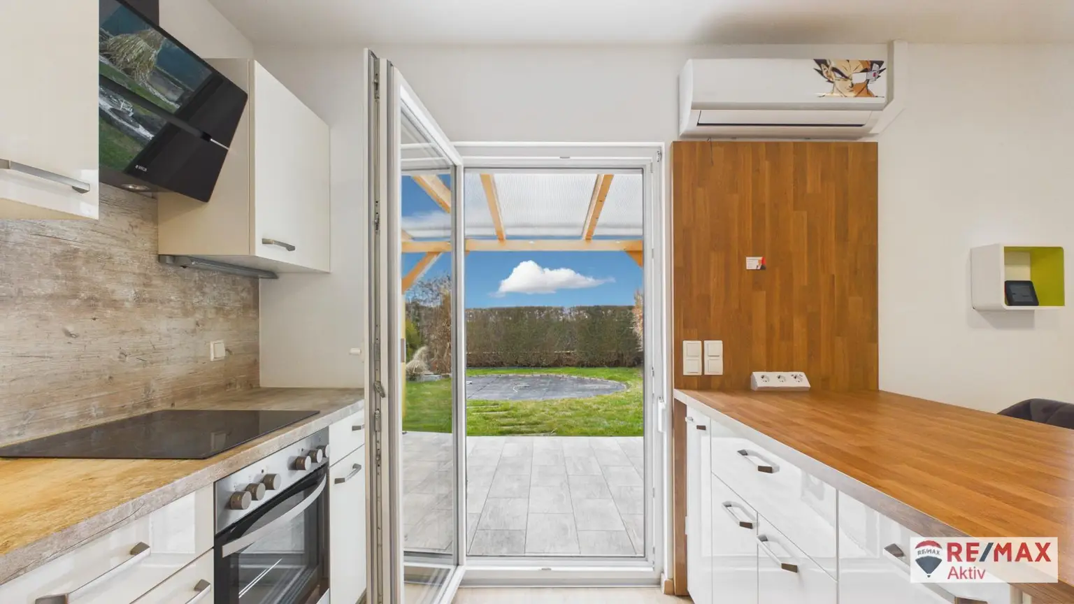 Küche mit Ausgang auf die Terrasse