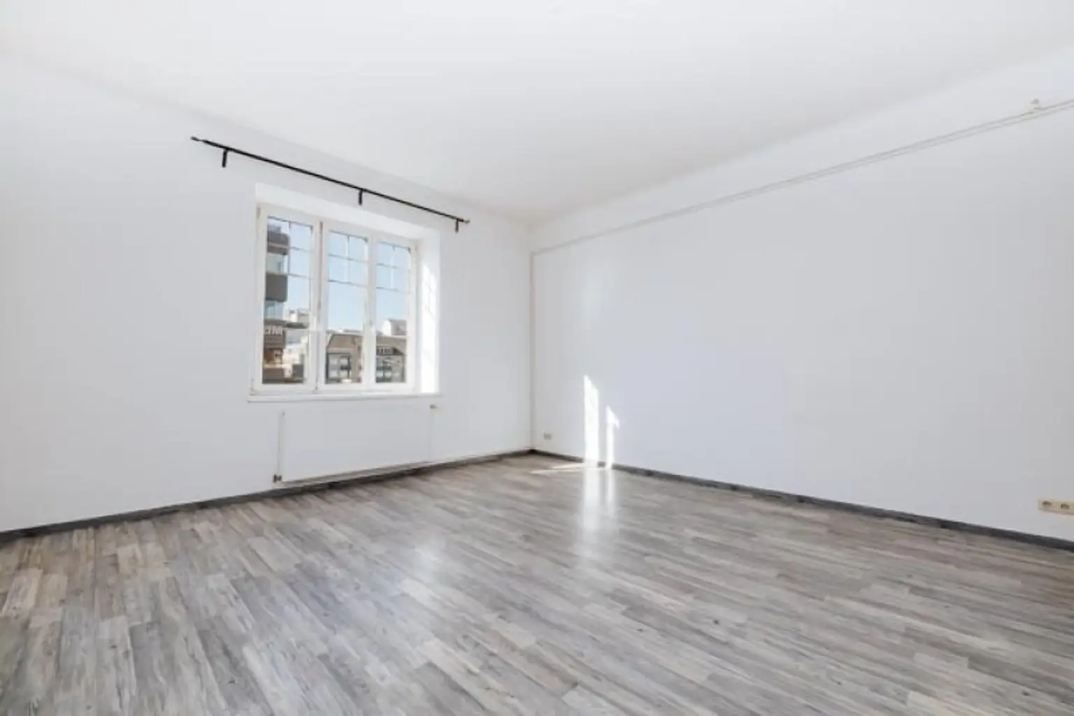 STILVOLL RENOVIERT I ZENTRALE LAGE NÄHE FH JOANNEUM I STRASSENBAHN DIREKT VOR ORT I ALTBAU-FLAIR I 2. OBERGESCHOSS MIT AUFZUG I TIERFREUNDLICH I PROJEKT WOHNEN I