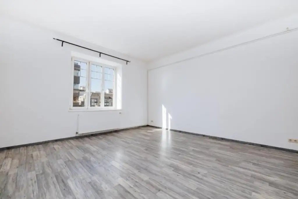 STILVOLL RENOVIERT I ZENTRALE LAGE NÄHE FH JOANNEUM I STRASSENBAHN DIREKT VOR ORT I ALTBAU-FLAIR I 2. OBERGESCHOSS MIT AUFZUG I TIERFREUNDLICH I PROJEKT WOHNEN I