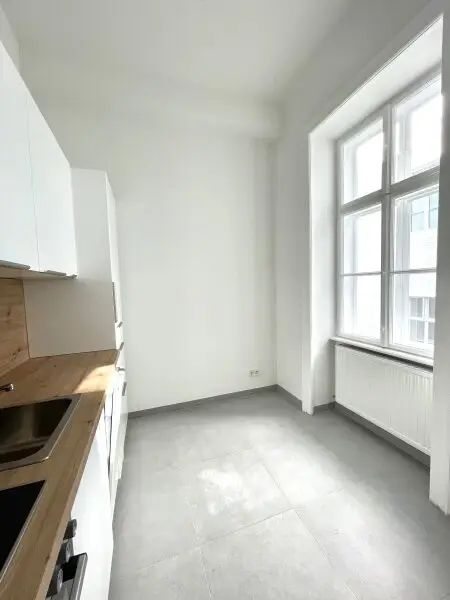 Großzügige 2 Zimmer Wohnung im Stilaltbau - neu saniert