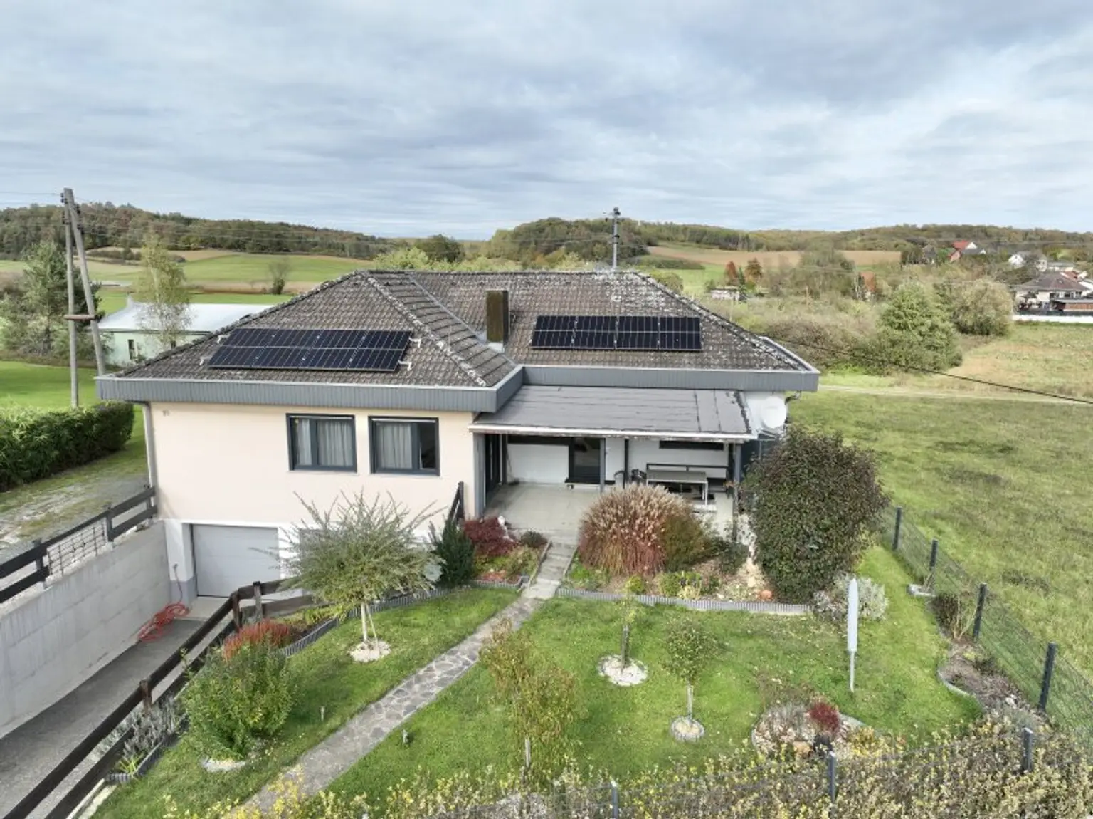 ** FAMILYS BEST **   Reinersdorf !! Bungalow mit ca. 122 m2 Wfl. in ruhiger, idyllischer Ortsrandlage mit ca. 1.200 m2 Eigengrund !!