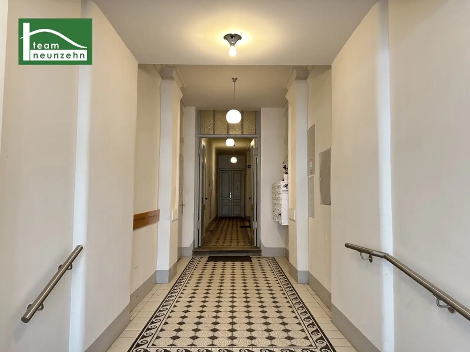 Stilvolle Dachgeschoss-Maisonette mit 3,5 Zimmern, riesiger Terrasse und WG-Eignung nahe U6 Nußdorfer Straße!