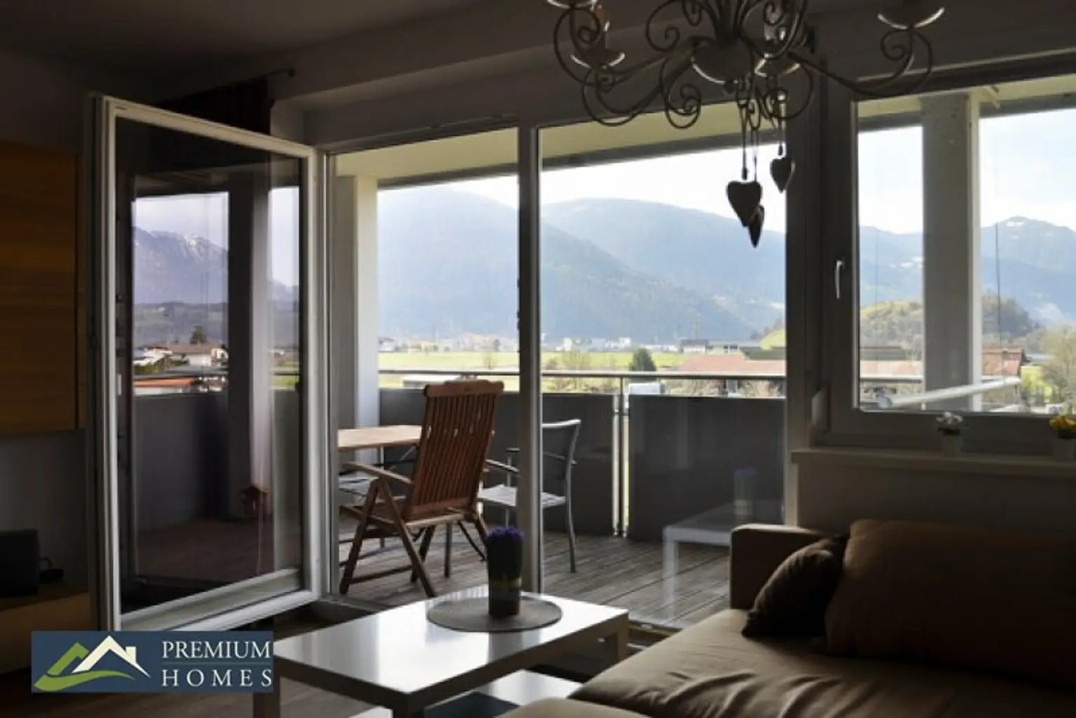 KIRCHBICHL - Eigentumswohnung - offener Wohnbereich mit Draußen-Blick