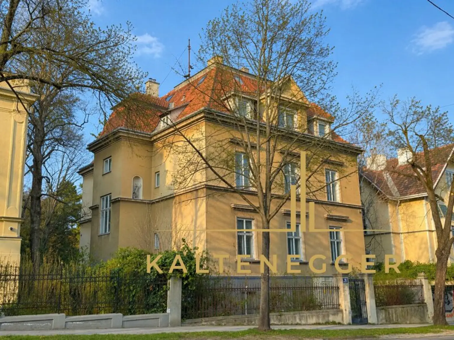 Herrschaftliche Cottage Villa in prominentester Lage mit hohem Entwicklungspotenzial