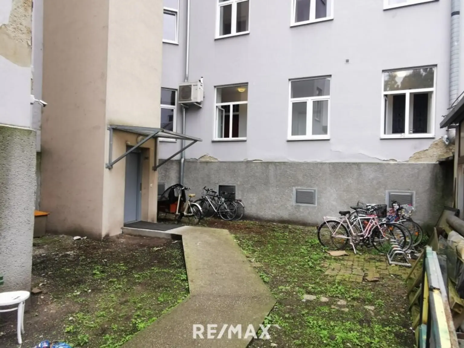 1 Zimmer Wohnungen, 2 Stück im gleichen Haus, zum sanieren. Im 1. Stock mit Aufzug.