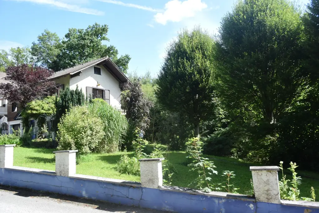 Wohnhaus mit Garten
